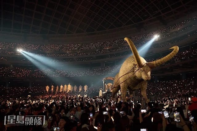 網民質疑演唱會有大量奇幻動物道具。