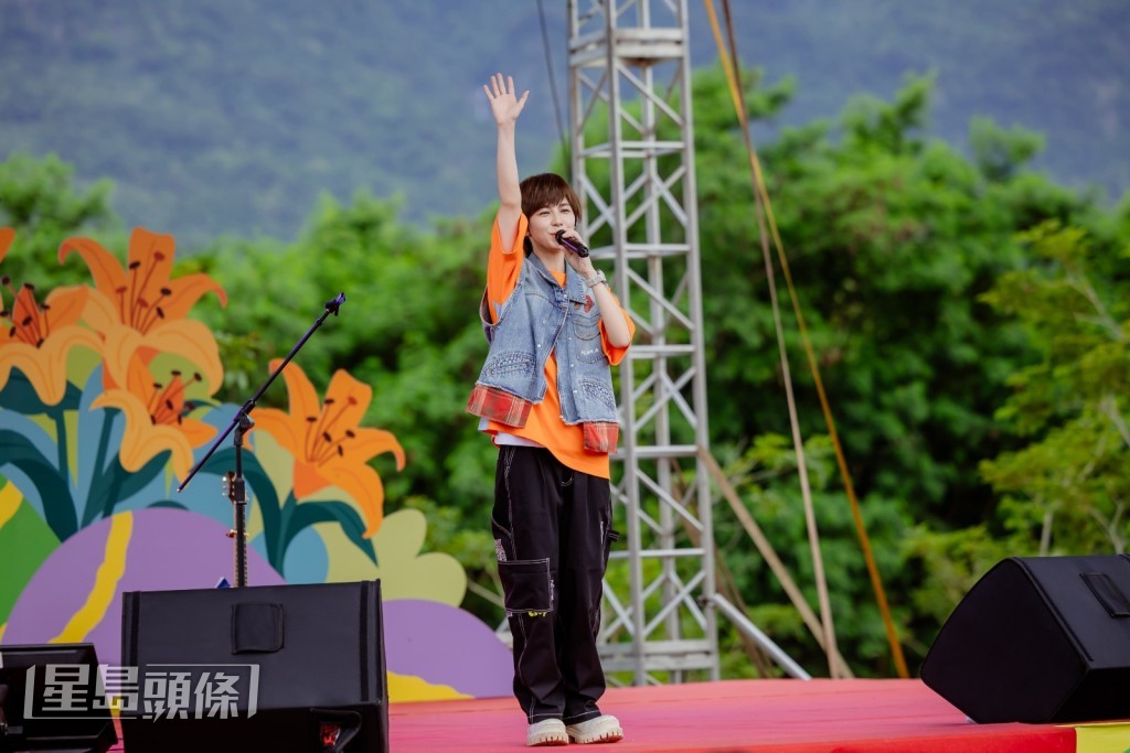 魏嘉瑩一連帶來多首歌曲炒熱現場氣氛。