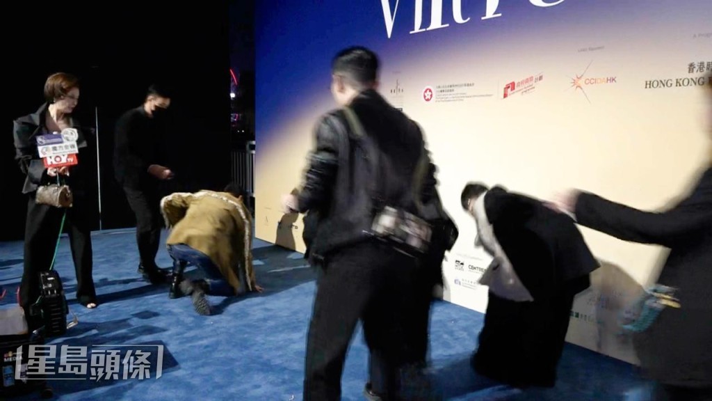 任達華走向琦琦旁邊時，不慎被地毯絆倒整個人向前跌下。