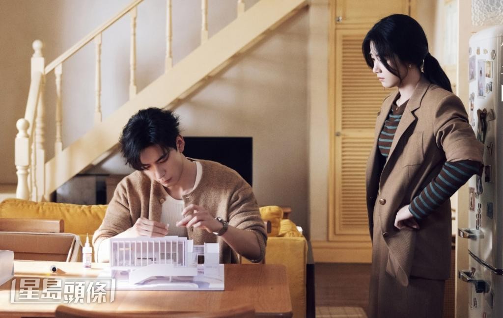 《軋戲》中盧昱曉與陳星旭因劇本殺遊戲相遇及相愛。 《軋戲》中盧昱曉與陳星旭因劇本殺遊戲相遇及相愛。