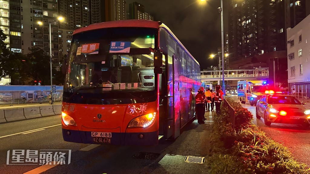 旅遊巴沿觀塘道行駛期間,疑前方有壞車收慢,尾隨小巴收掣不及相撞。蔡楚輝攝 旅遊巴沿觀塘道行駛期間,疑前方有壞車收慢,尾隨小巴收掣不及相撞。蔡楚輝攝