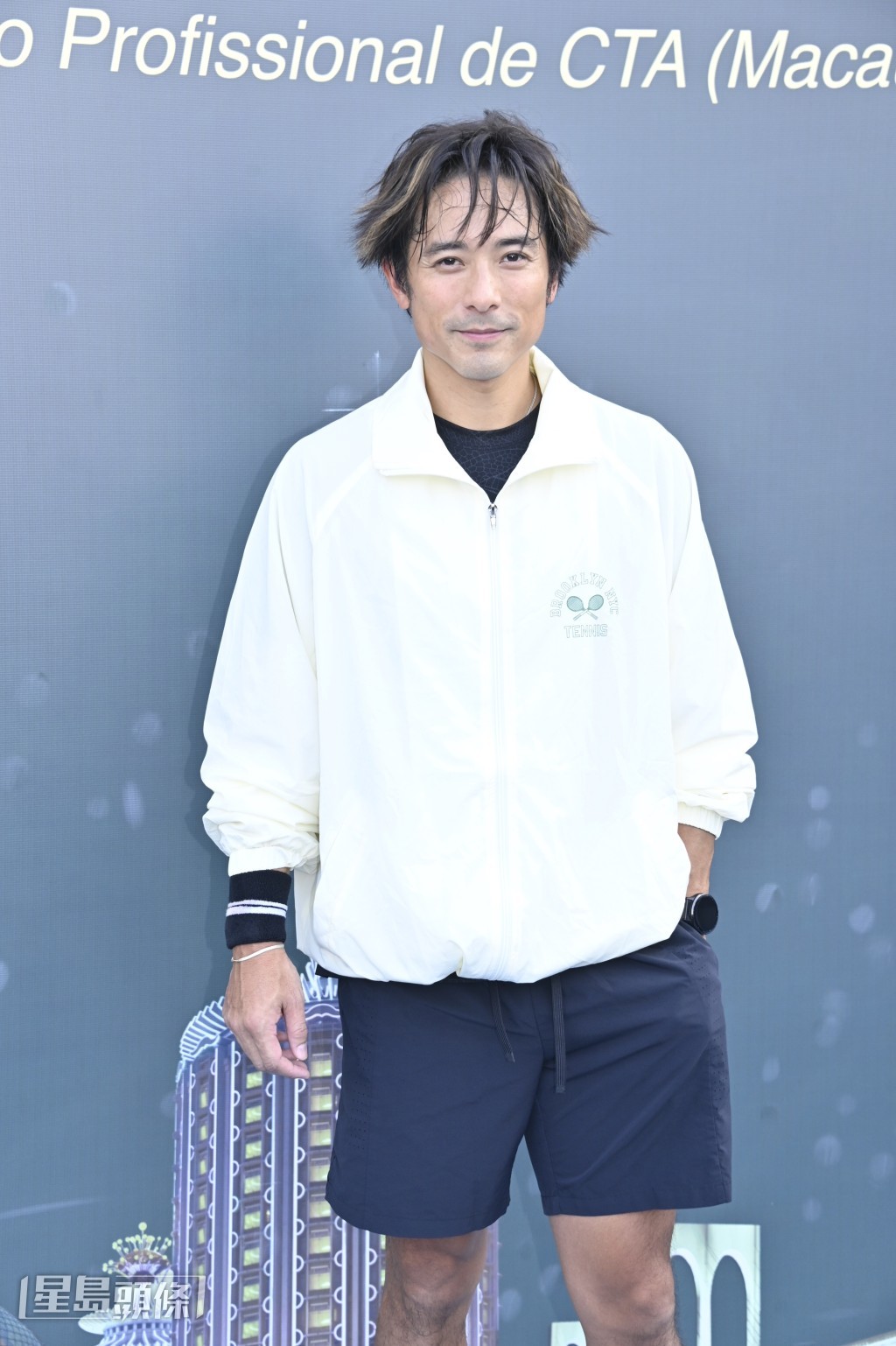 林德信表示兒時被逼陪爸爸林子祥打網球練到基本功。 林德信表示兒時被逼陪爸爸林子祥打網球練到基本功。