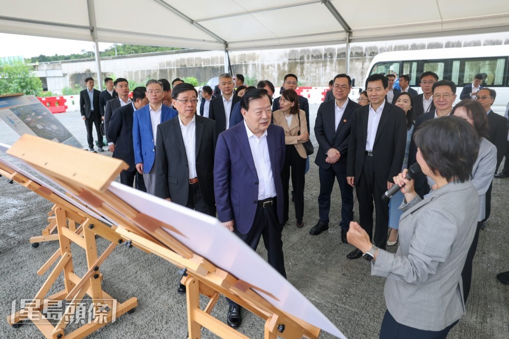 夏寶龍往洪水橋大學城區考察北都大學城區的規劃、發展願景和最新進展。 夏寶龍往洪水橋大學城區考察北都大學城區的規劃、發展願景和最新進展。