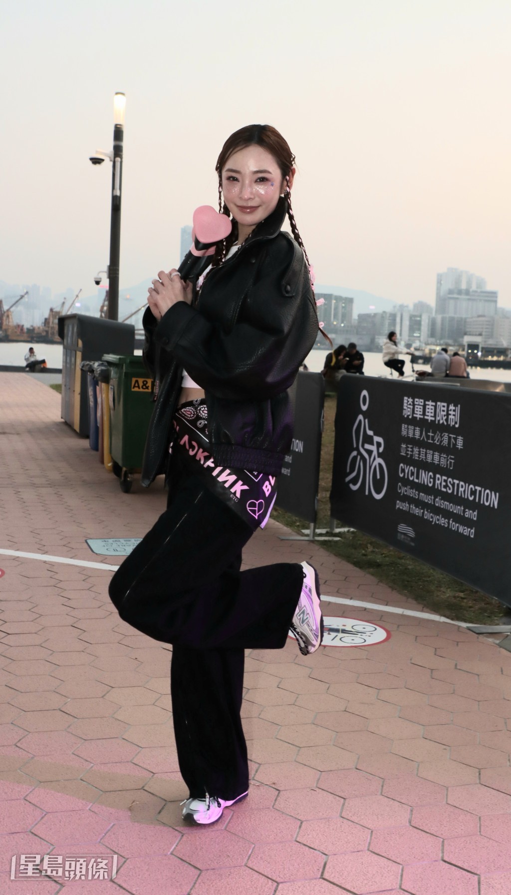 手上拿着應援棒身上更穿上BLACKPINK元素飾物以示支持。