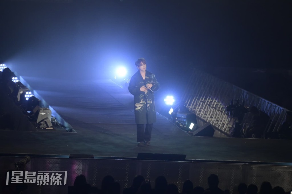 姜濤選唱陳百強《等》。