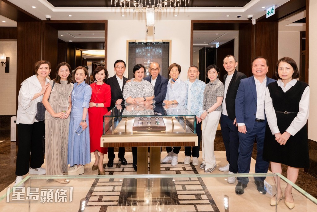 英皇集團主席楊受成博士(中)與夫人陸小曼女士(左六)率楊氏一家一同合照。 英皇集團主席楊受成博士(中)與夫人陸小曼女士(左六)率楊氏一家一同合照。