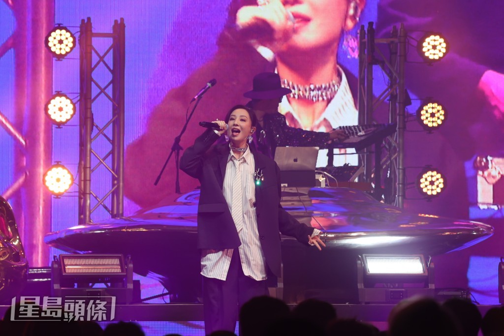 久未在港演出的Yumiko演唱《超模》及《雲上舞》。 久未在港演出的Yumiko演唱《超模》及《雲上舞》。