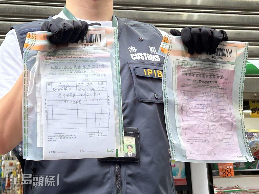 海關檢走發票等證物。林思明攝