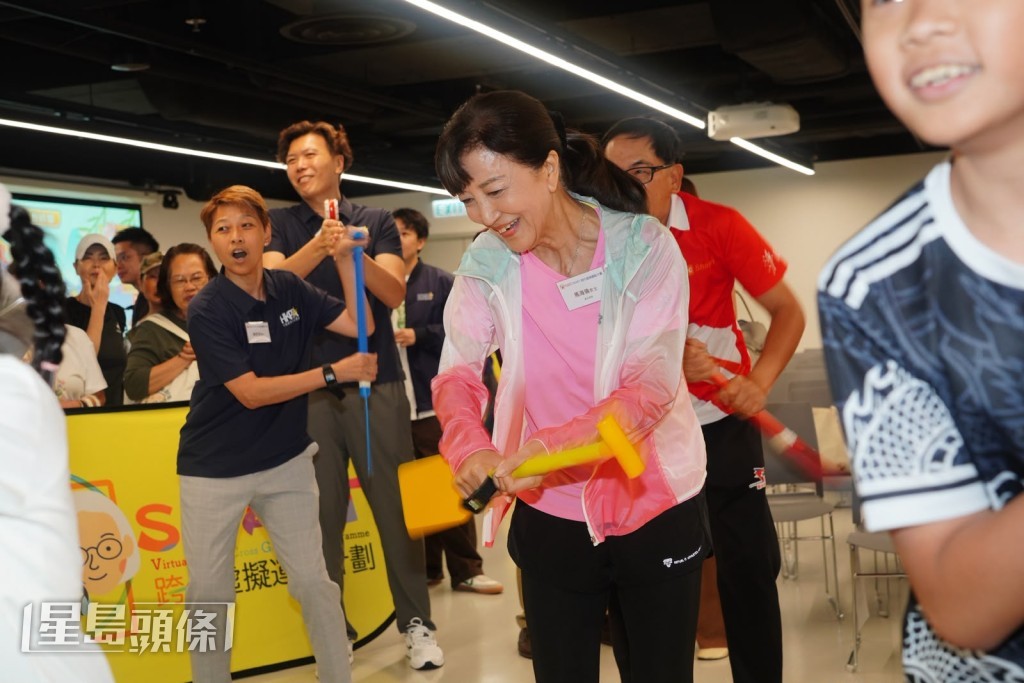 馬海倫率先體驗全新虛擬運動對體適能與健康的益處。