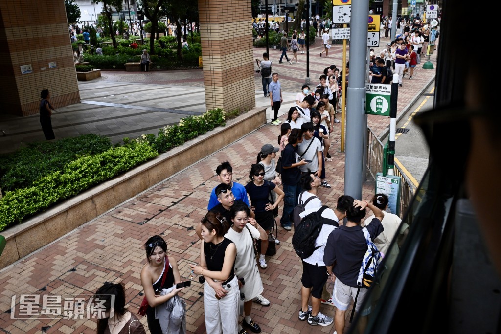 电车今天免费载客，游客市民排队登车。