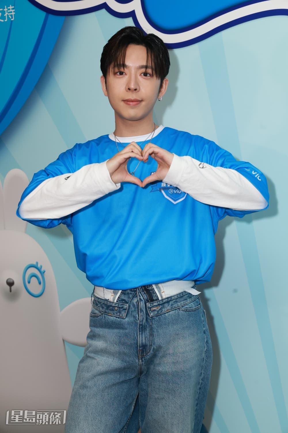 談到緋聞女友林明禎在港，他表示：「係呀，她在香港，工作中就不回應這些事。」與日前林明禎現身同樣口徑一致避談感情事。