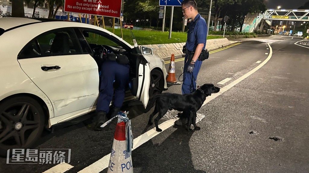 警方其後亦安排測毒犬到場協助搜查。蔡楚輝攝