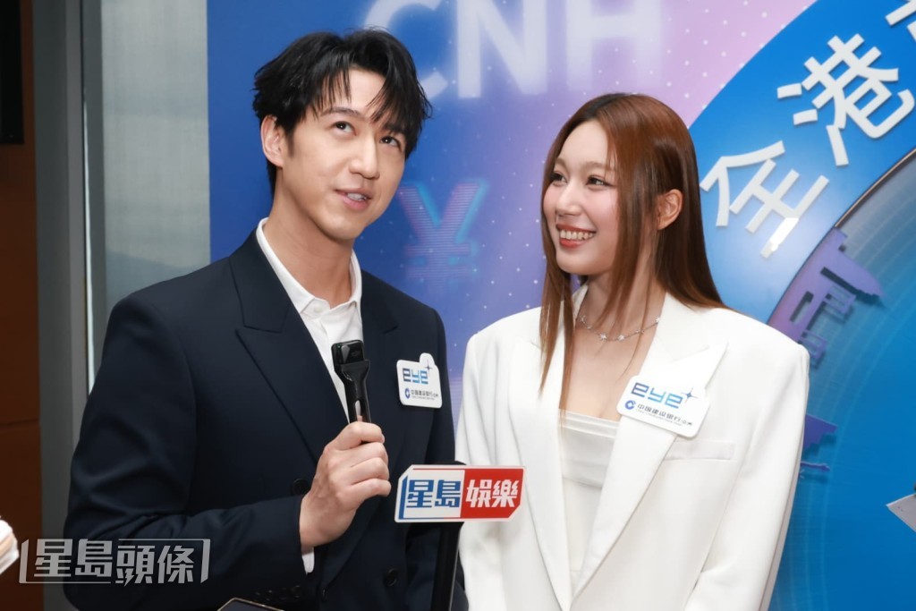 馮允謙（Jay）與同門的黃淑蔓（Feanna）到中環出席信用卡記者會。