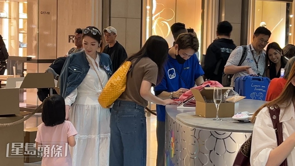 苟姑娘見到小朋友即兩眼發光。
