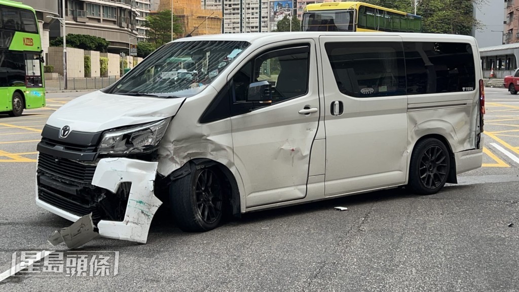 意外現場情況狼藉,客貨車左邊車頭受損,整輛車打橫停在路中。蔡楚輝攝 意外現場情況狼藉,客貨車左邊車頭受損,整輛車打橫停在路中。蔡楚輝攝