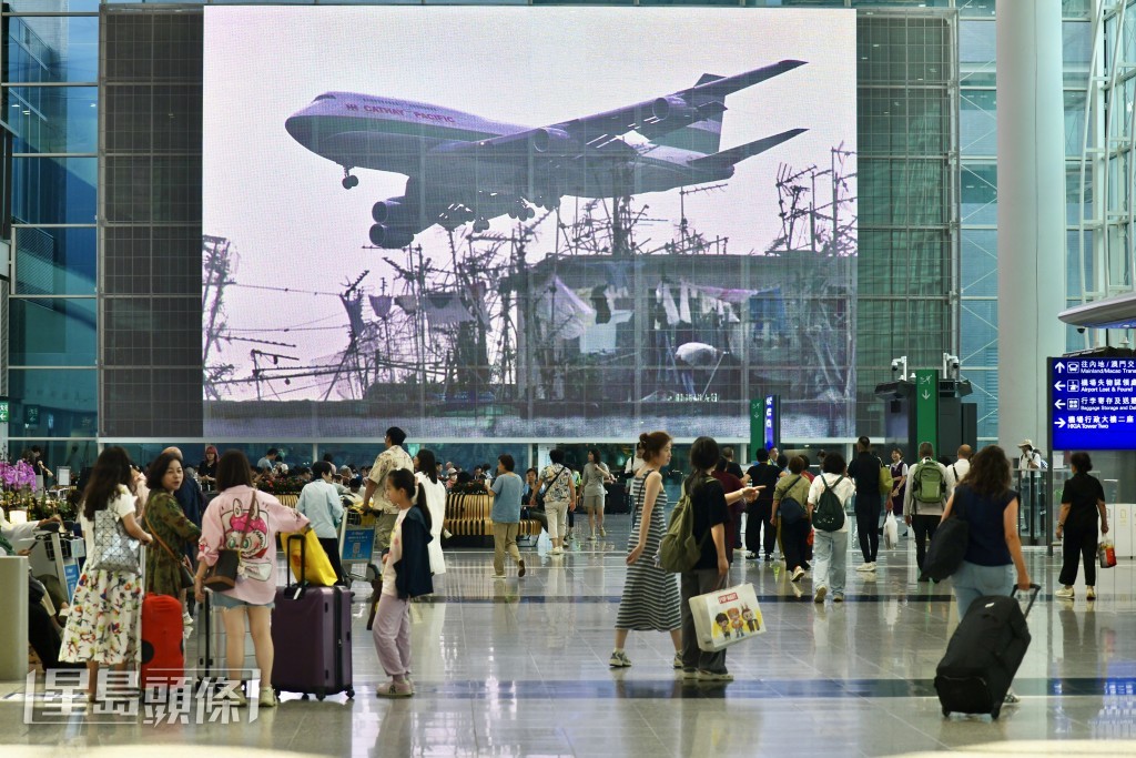 香港國際機場亦會提供購物、餐飲、免費泊車等優惠。資料圖片