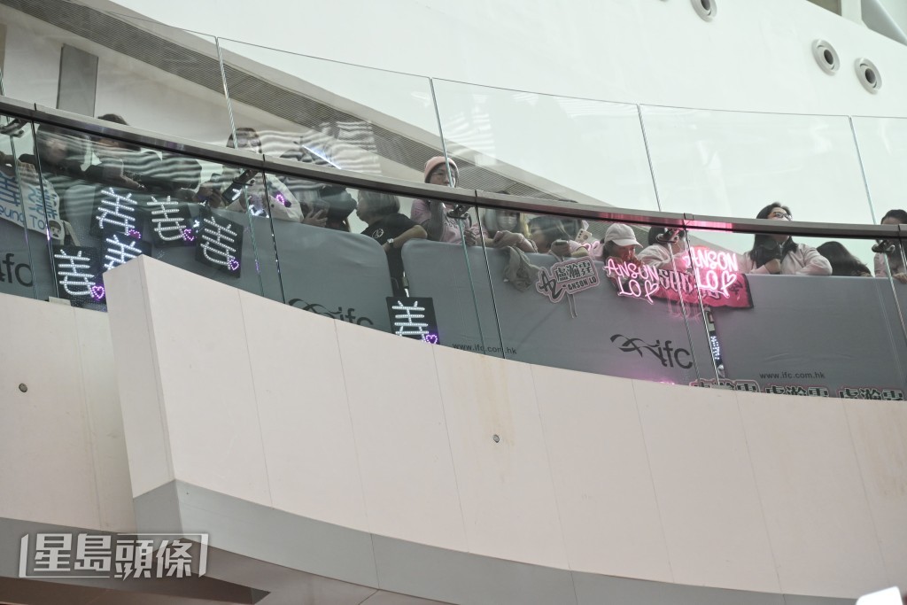 fans落力大叫支持偶像姜濤。 fans落力大叫支持偶像姜濤。