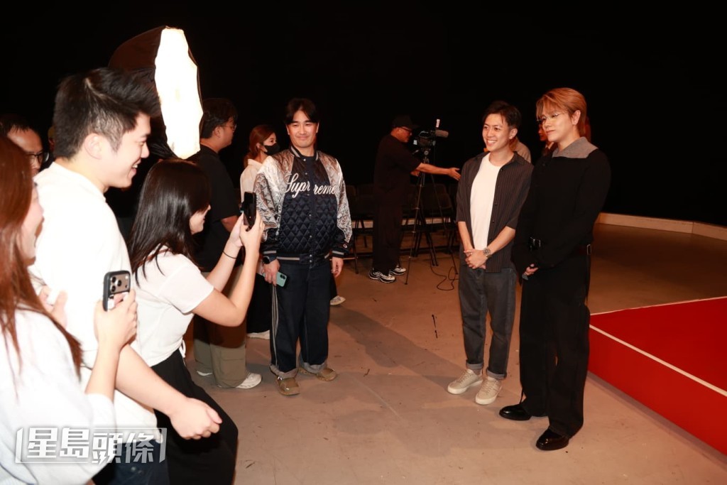 軒仔吸引很多人跟他合照。