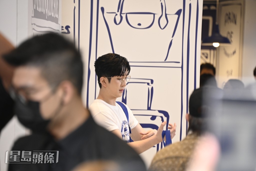 Anson進入店內，為品牌宣傳拍攝。