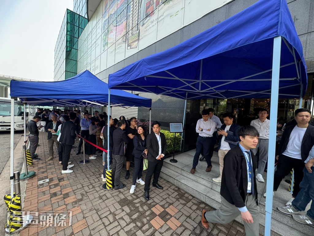 不少準買家早於開售前半小時，陸續到達現場排隊輪候登記。