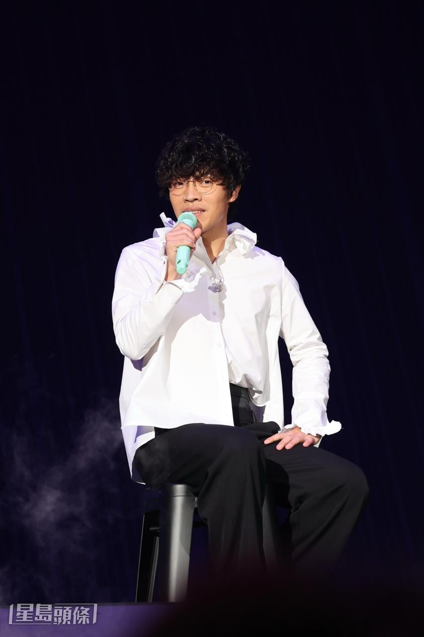 獻唱完13首歌曲後，盧廣仲終停下來跟大家打招呼：「好久不見，我又回來了！」