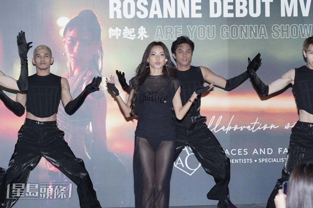 Rosanne服裝非常性感，下身完全透視。