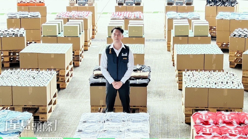 海關展示檢獲的懷疑冒牌貨品。蔡楚輝攝