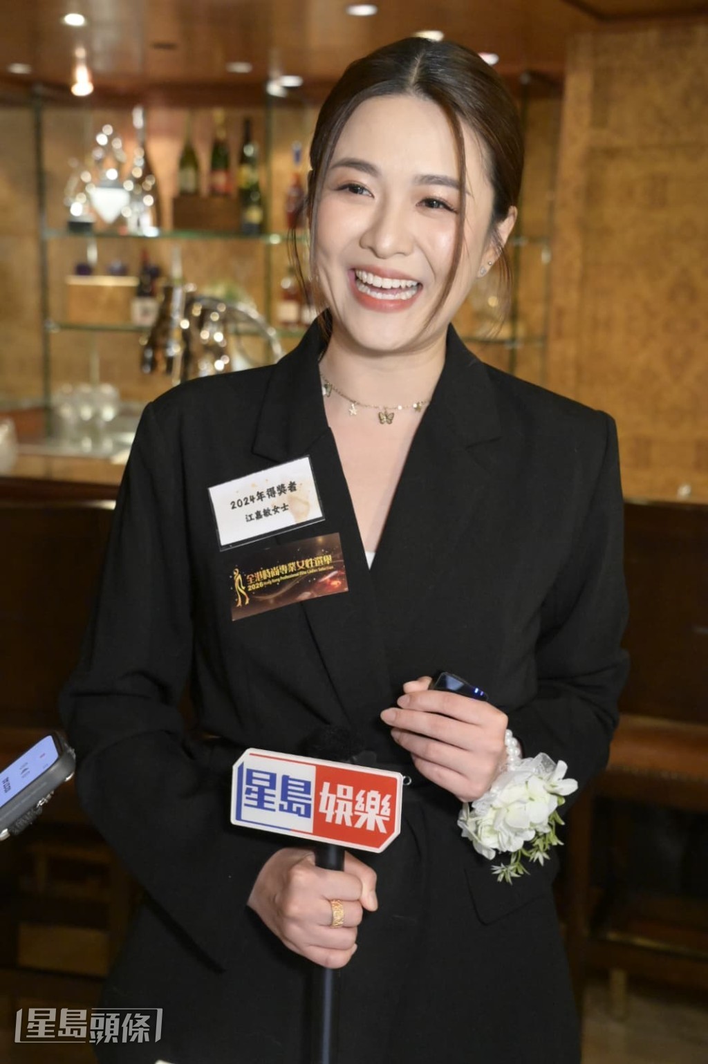 谈到做义工最难忘经历，她坦言每次家访与小朋友玩半天，当离开时被小朋友揽实她大腿说不舍得。
