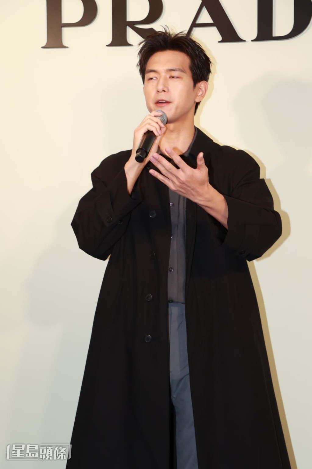 他說來港已經拍了一卷菲林，很期待拍出來的照片。