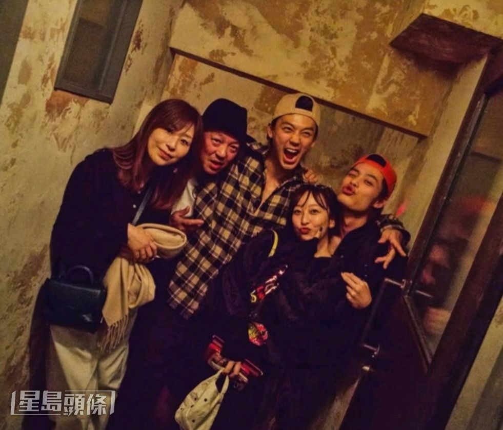 据知竹内的妹妹穗乃香（右二）和弟弟唯人（右一）都认识了“准大嫂”土居。