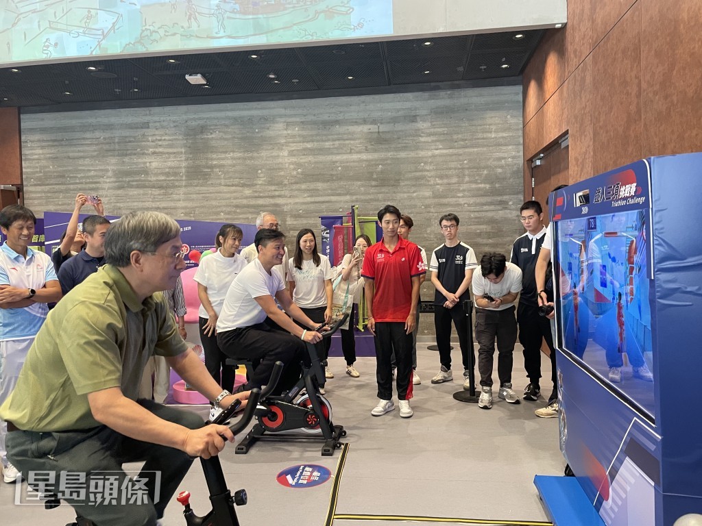 卓永興試玩鐵人三項目。蔡思宇攝 卓永興試玩鐵人三項目。蔡思宇攝
