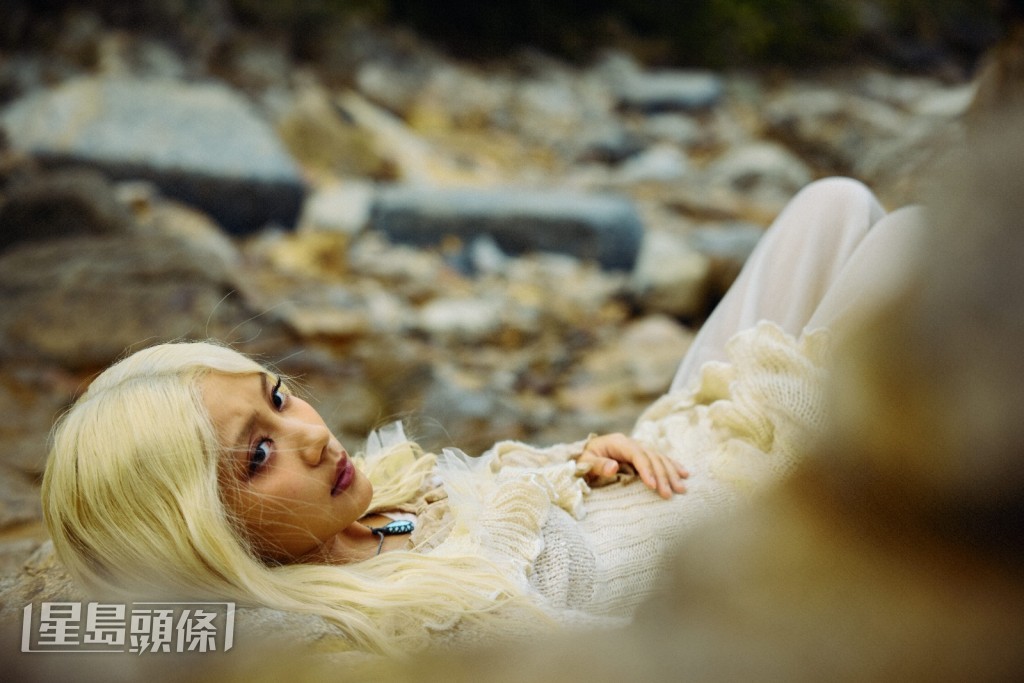 身穿單薄襯衣的她,在天氣轉涼的情況仍然落水。 身穿單薄襯衣的她,在天氣轉涼的情況仍然落水。