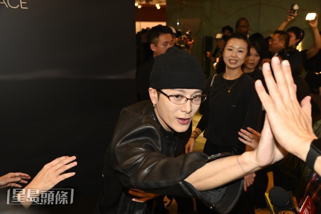 王嘉爾與在場傳媒逐一握手和擊掌。