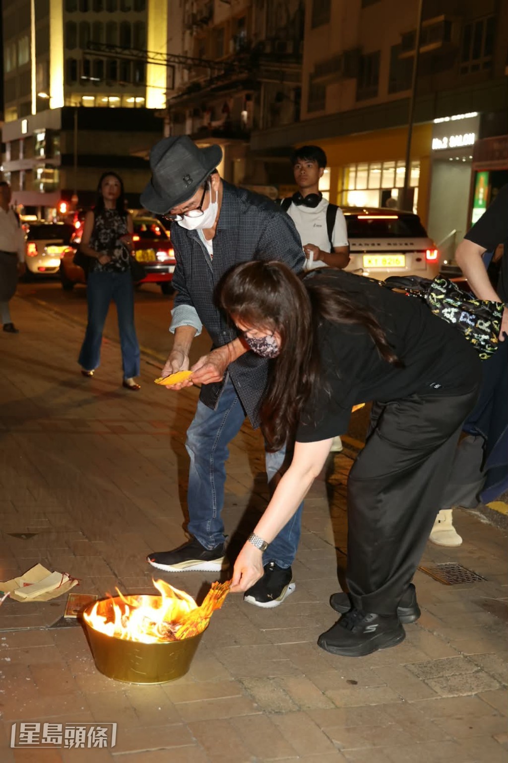 就開始燃點香燭及燒祭品。