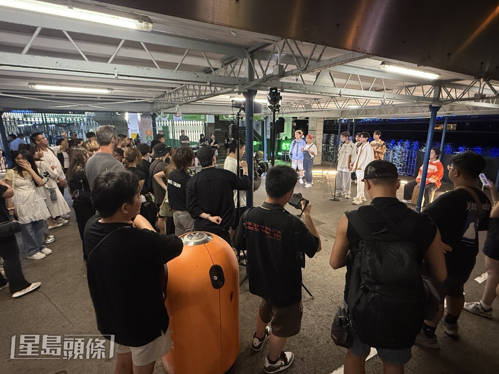 由於正值是碼頭上落客位置，吸引了不少途人及遊客圍觀。