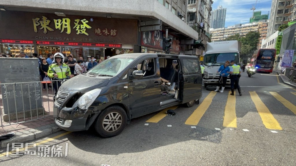 客货车被撞后向前冲撞毁铁栏。杨伟亨摄