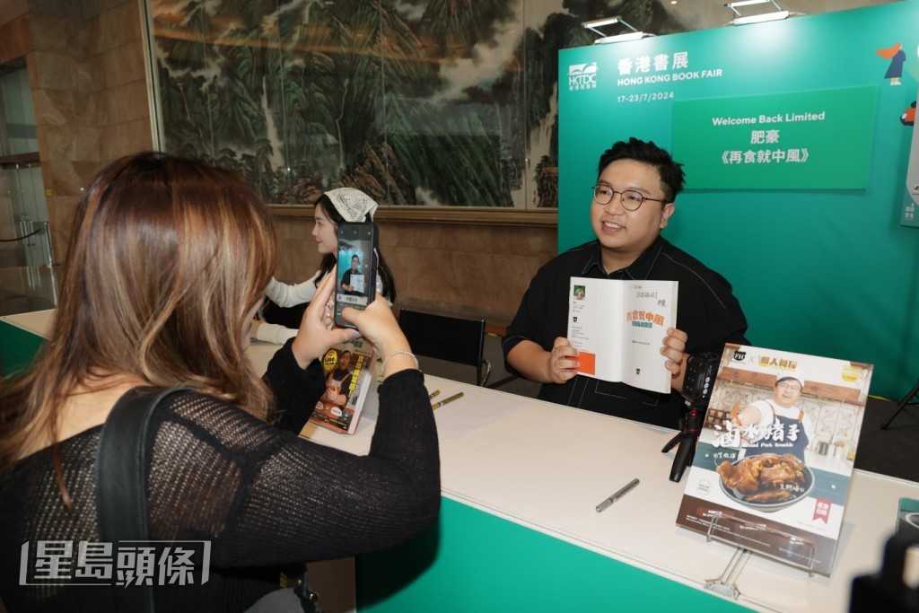 至於是否會再出第二本烹飪書,他則表示要看大家的反應。 至於是否會再出第二本烹飪書,他則表示要看大家的反應。