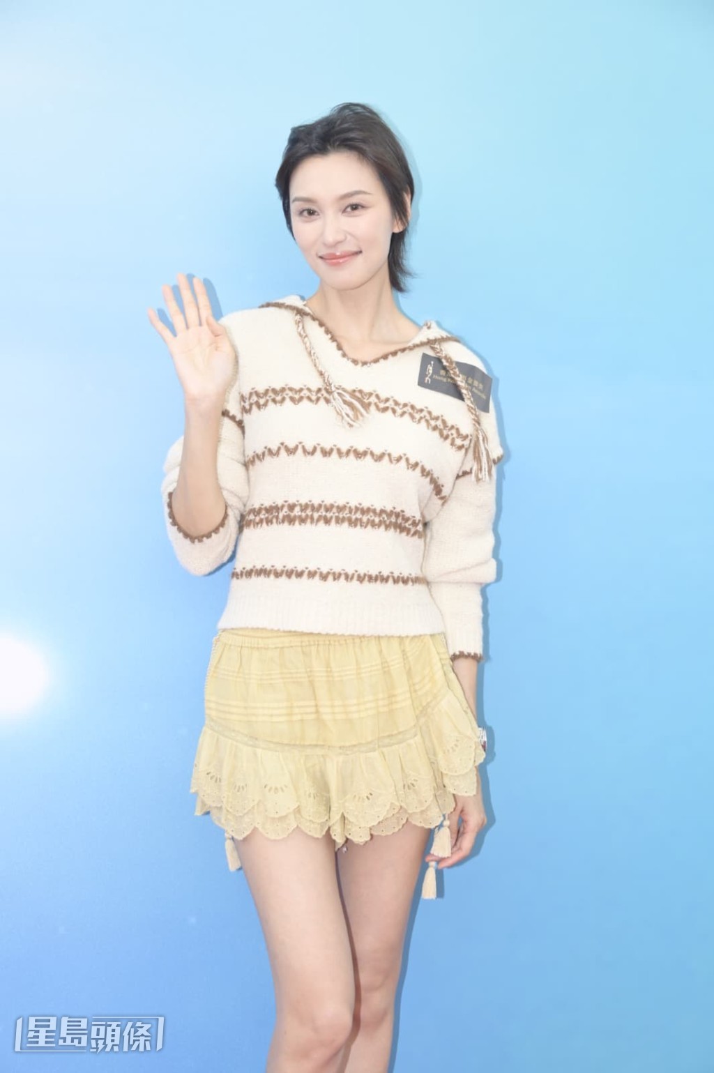 問到王丹妮是否選了低胸性感的服裝出席頒獎禮？她笑言：「我是低B ！哈哈！服裝最緊要靚。」