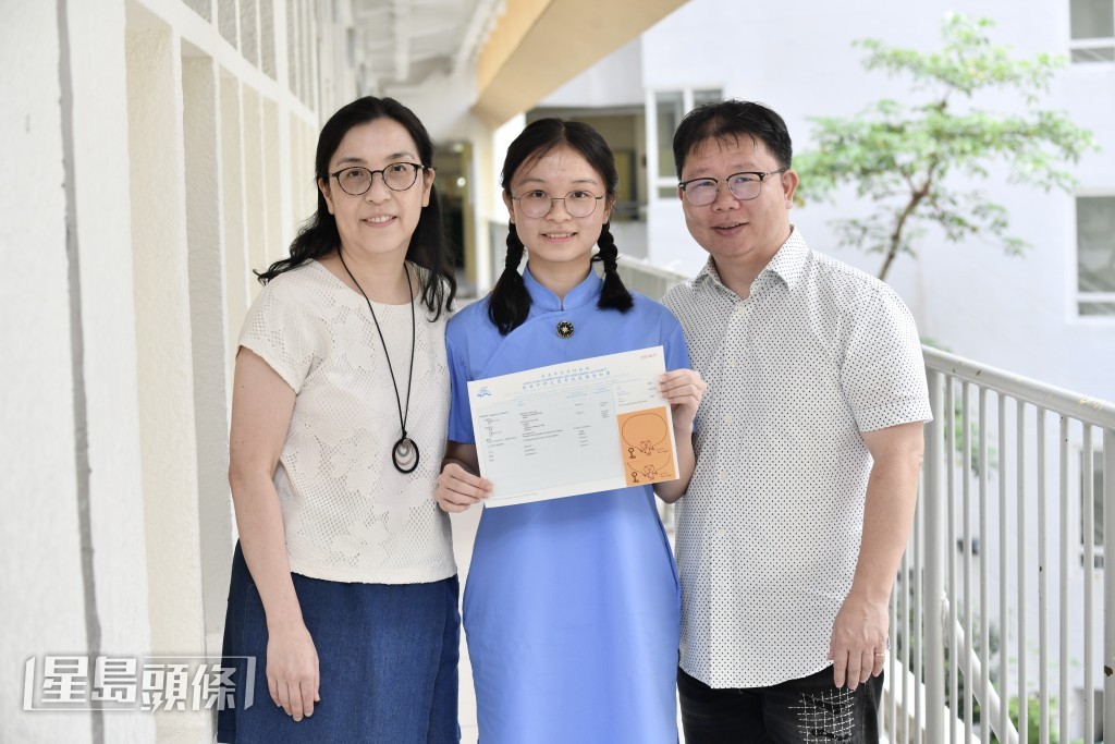 馮乙翹與父母合照。盧江球攝 馮乙翹與父母合照。盧江球攝