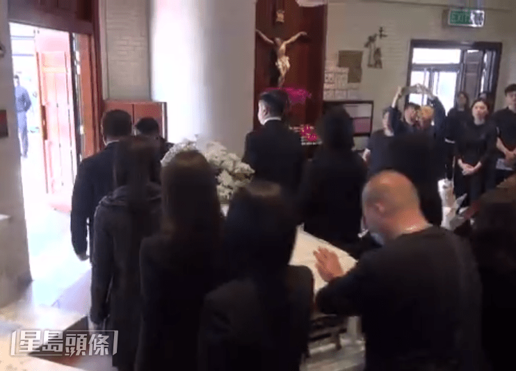 黄咏仪医生的遗体盖棺后移送和合石进行火化礼。
