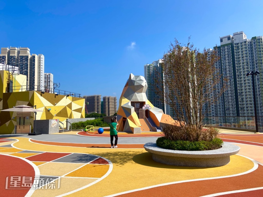 領達廣場坐落於安達臣道發展區核心,連同鄰近旗下秀茂坪商場、寶達商場及曉麗商場,區內四個商場合共提供30多萬呎樓面,可互補服務周邊約16萬人口。 領達廣場坐落於安達臣道發展區核心,連同鄰近旗下秀茂坪商場、寶達商場及曉麗商場,區內四個商場合共提供30多萬呎樓面,可互補服務周邊約16萬人口。