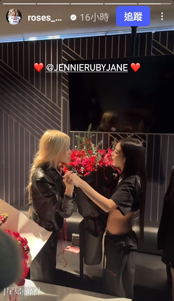 BLACKPINK隊友Rosé睇騷之餘,更特地到後台探望Jennie。 BLACKPINK隊友Rosé睇騷之餘,更特地到後台探望Jennie。