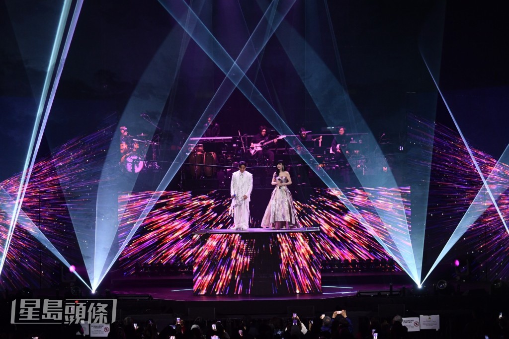 跟周慧敏合唱《情未了》