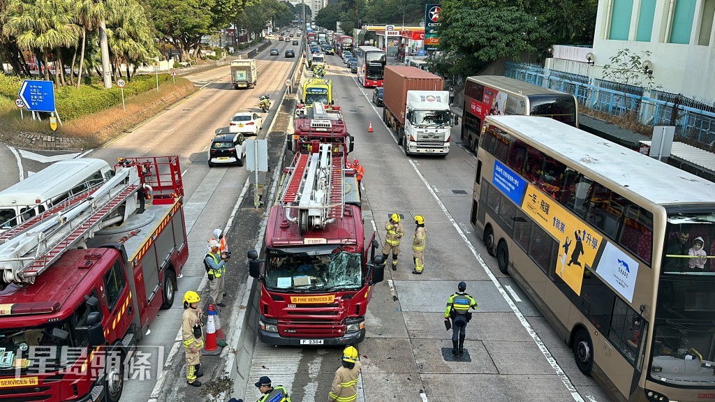 消防車擋風玻璃爆裂。劉漢權攝