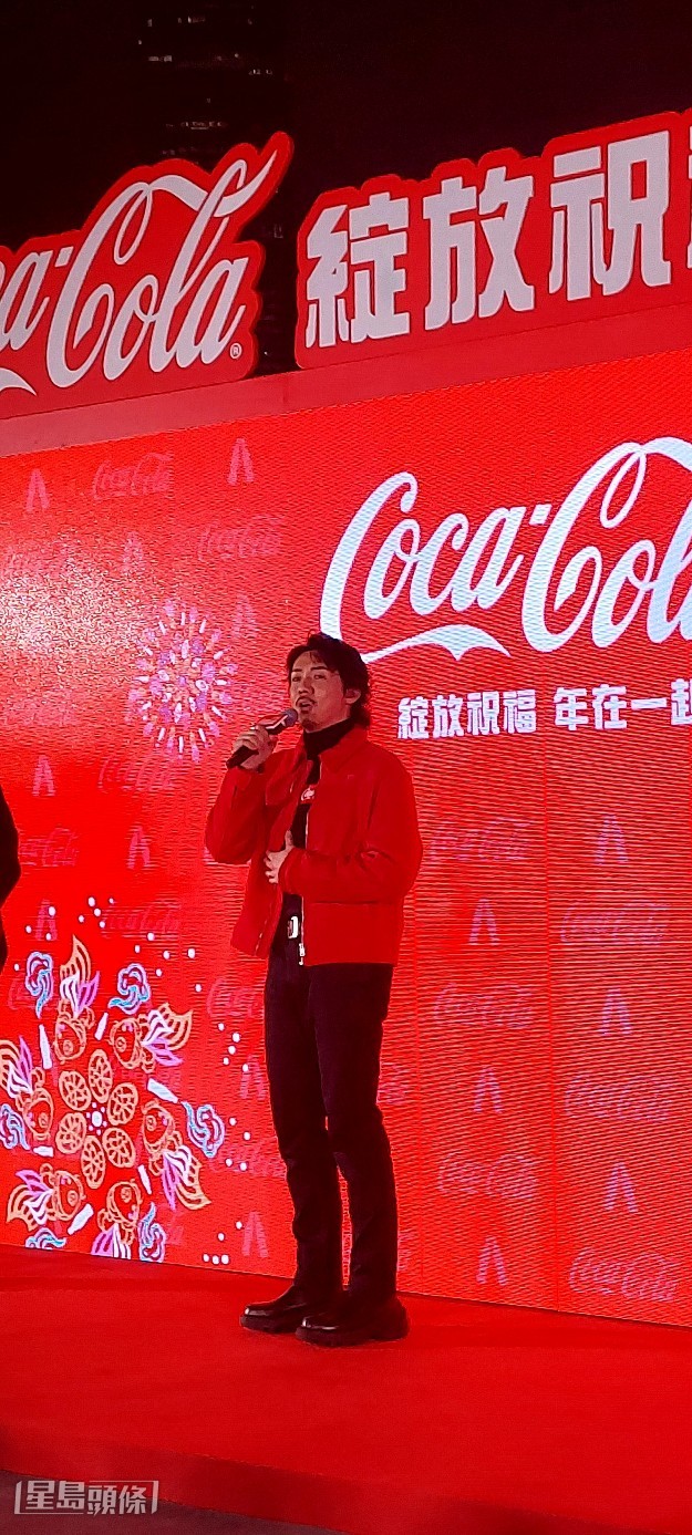 另外,提到好友方力申(Alex)于社交网公布与女友叶萱婚讯。张继聪笑指方力申在他心里面是“笋盘”。 另外,提到好友方力申(Alex)于社交网公布与女友叶萱婚讯。张继聪笑指方力申在他心里面是“笋盘”。