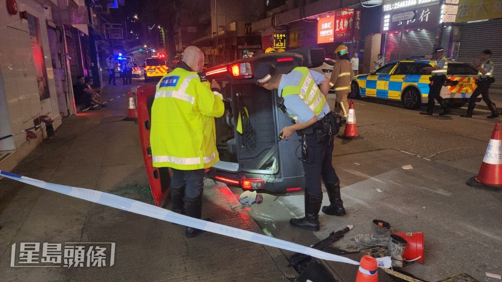 小露寶的士向左翻側,司機乘客一度被困車內。黎志偉攝 小露寶的士向左翻側,司機乘客一度被困車內。黎志偉攝
