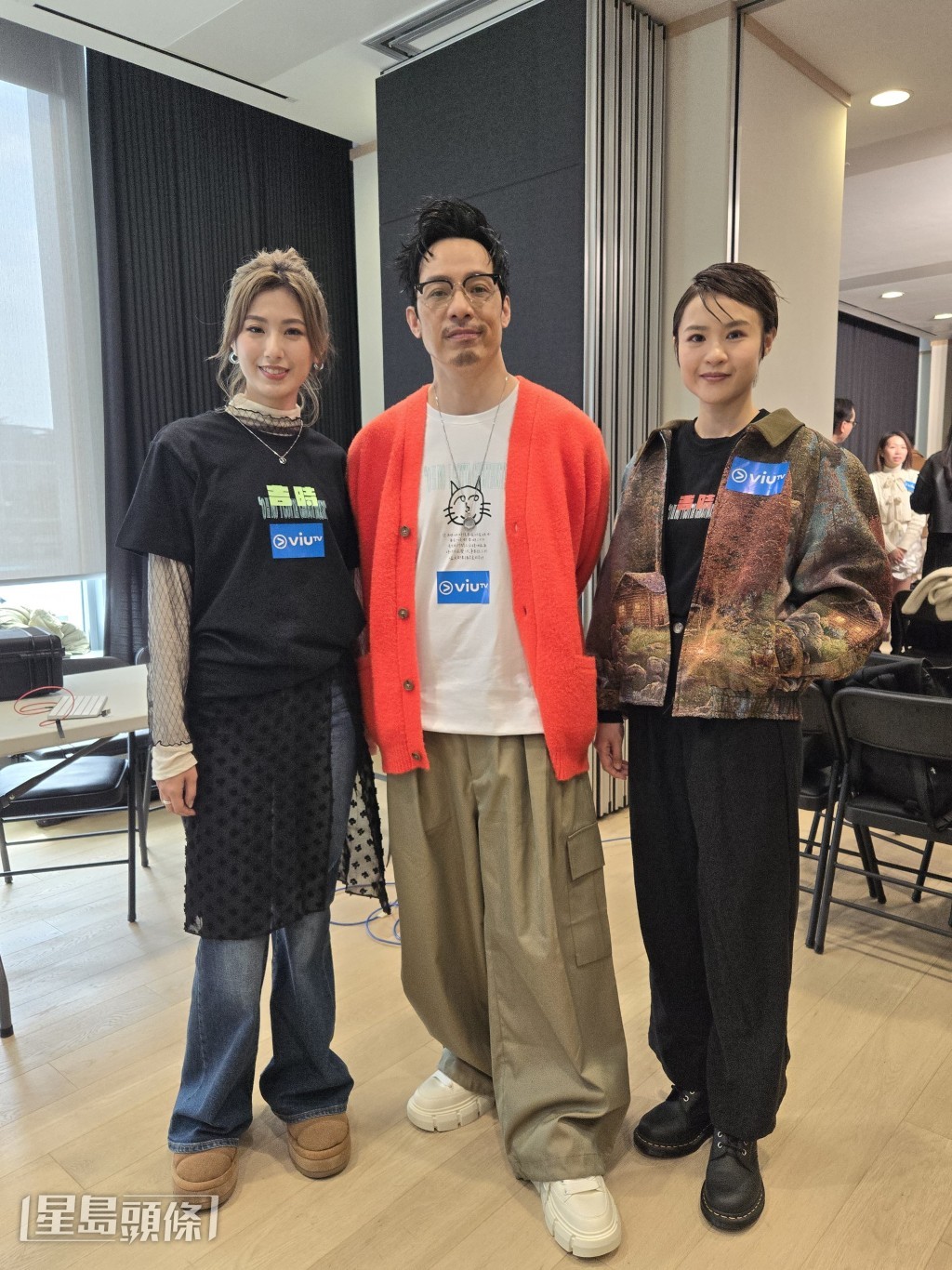 強尼與《晚吹-總有一瓣喺左近》主持王頌茵及岑樂怡一起演出。 強尼與《晚吹-總有一瓣喺左近》主持王頌茵及岑樂怡一起演出。