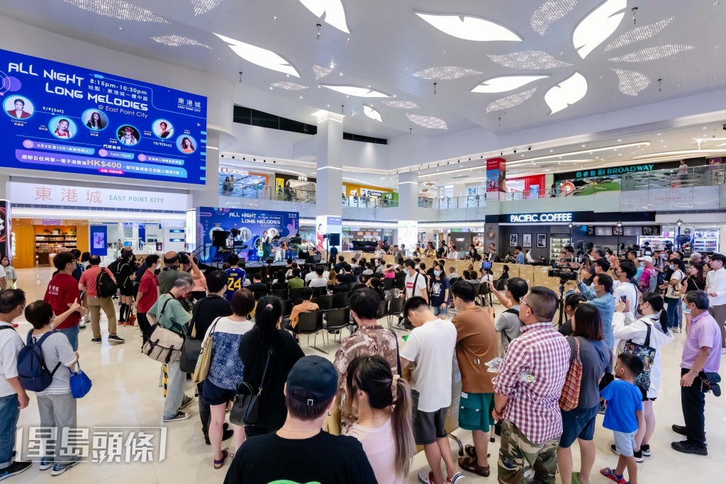 東港城於中秋及國慶長假期間舉辦連串歌唱活動,增添顧客夜間消費氣氛。 東港城於中秋及國慶長假期間舉辦連串歌唱活動,增添顧客夜間消費氣氛。