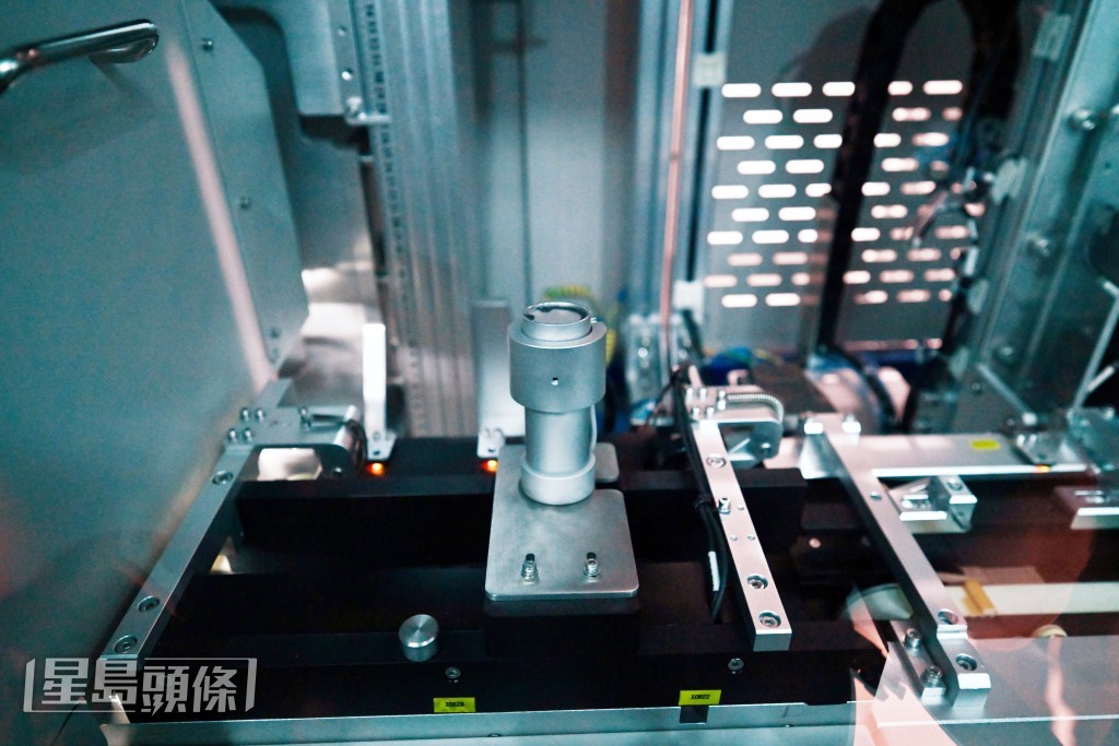 中心位於入境處總部大樓，受嚴密的保安措施及設備所監察。