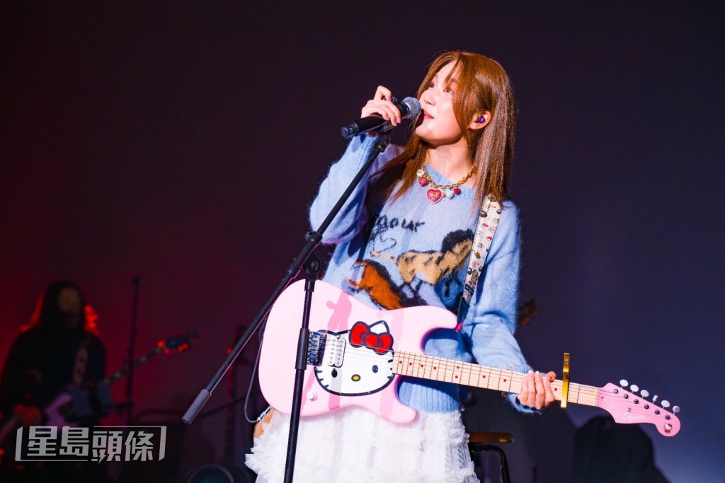 更以結他自彈自唱Avril Lavigne的《Girlfriend》。